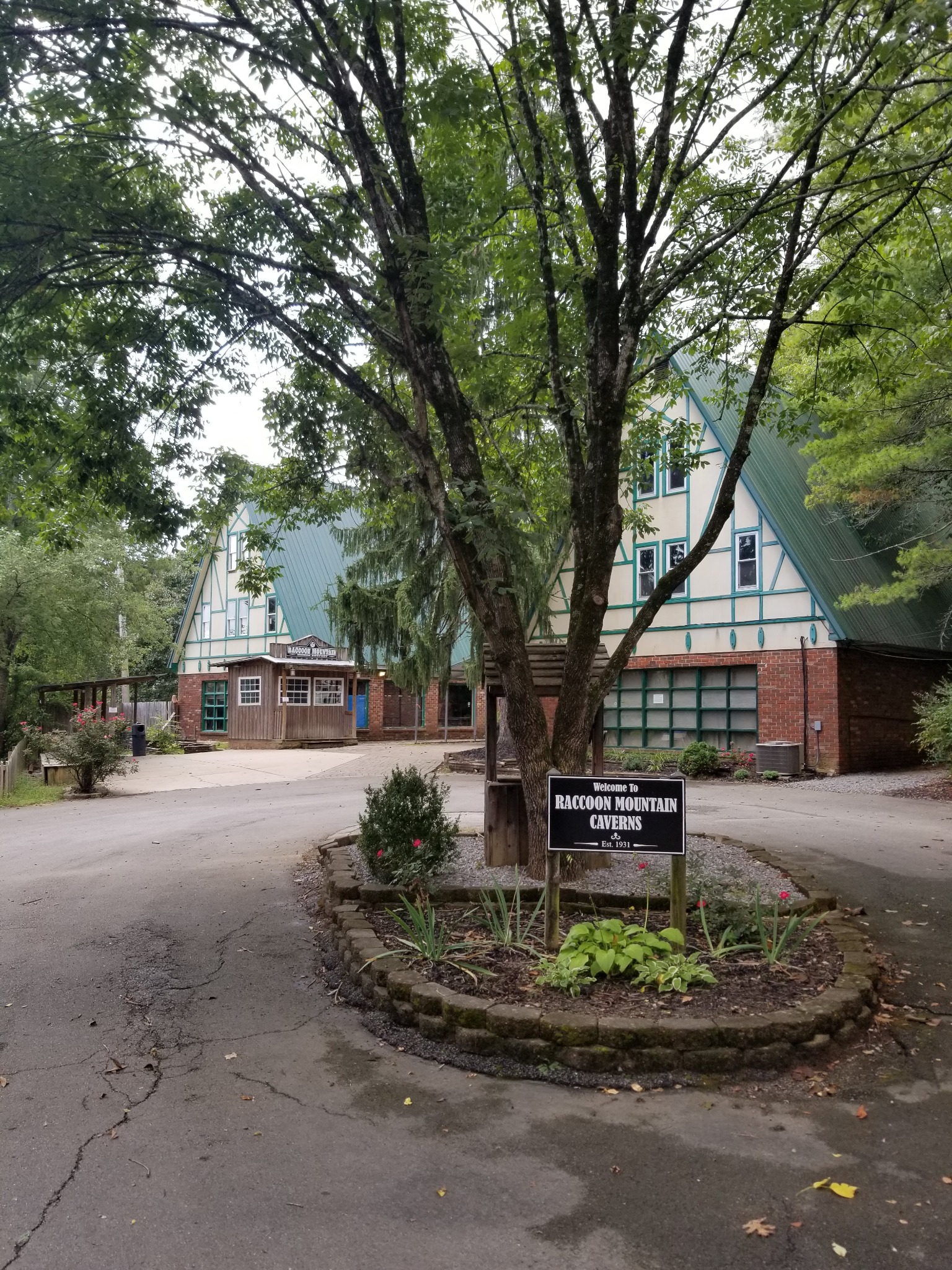 Entrance building and welcome sign at Raccoon Mountain Caverns
