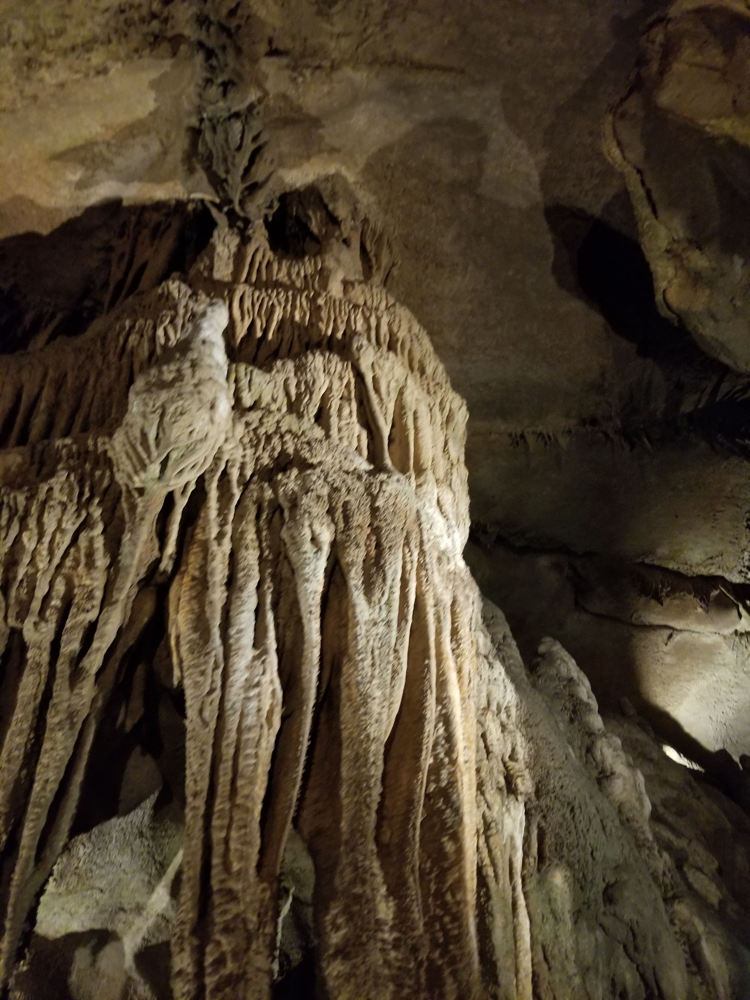 Rock formations inside Raccoon Mountain Caverns