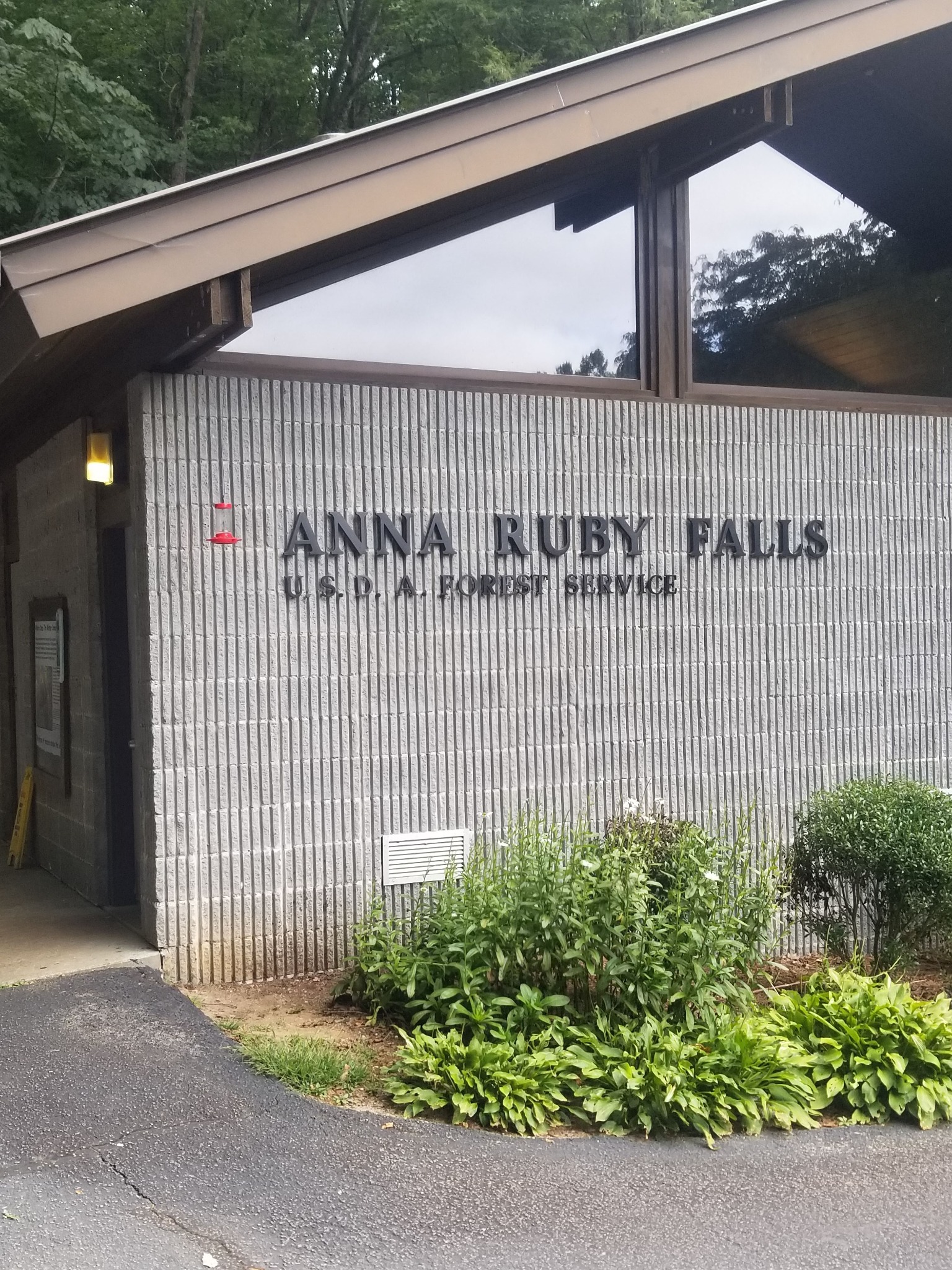 Anna Ruby Falls visitor building sign